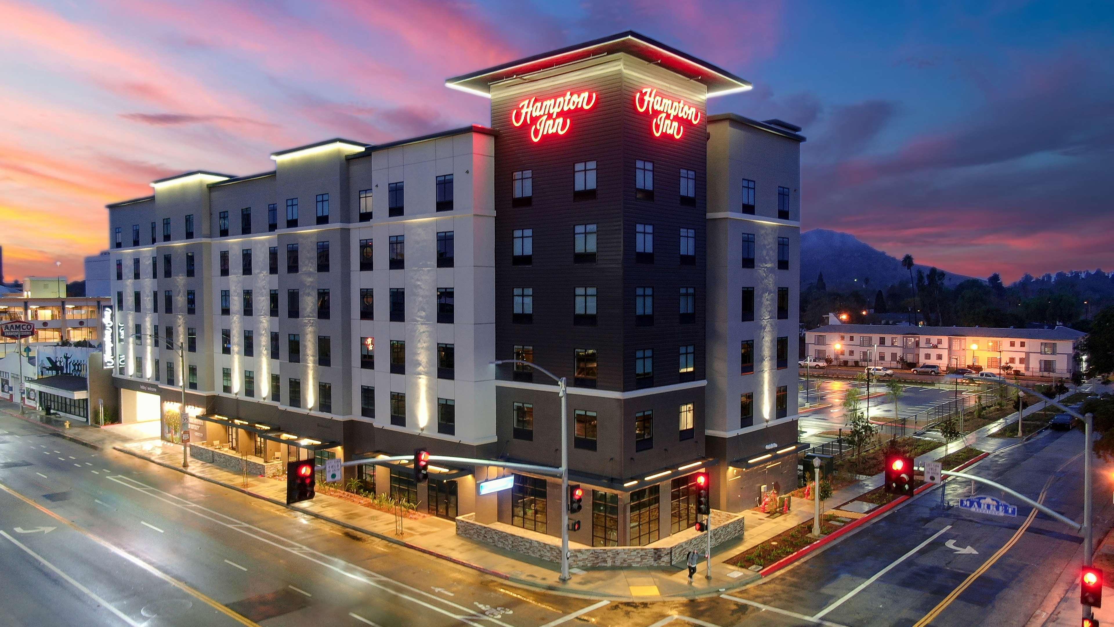 Hampton Inn Riverside Downtown Экстерьер фото
