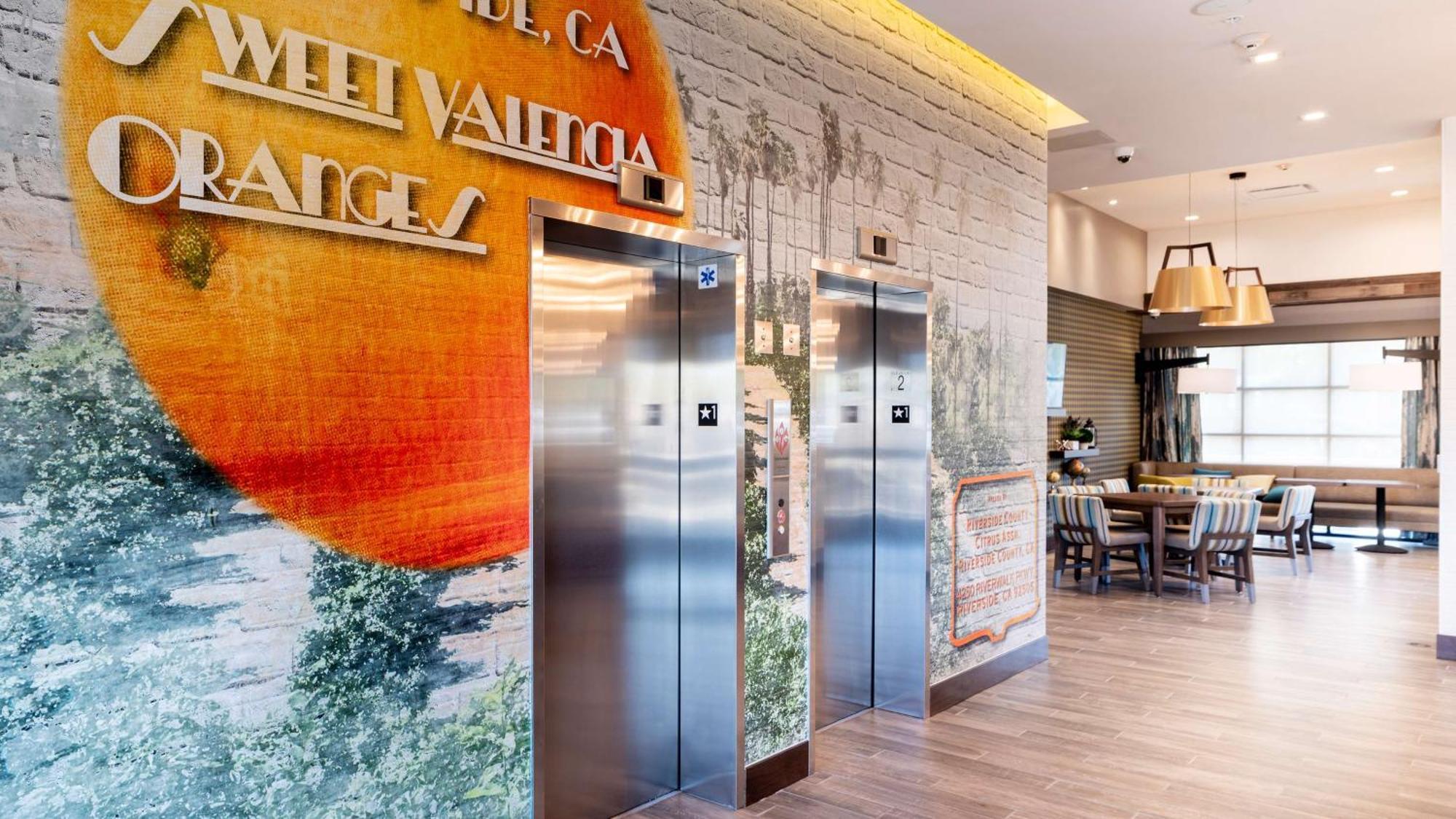 Hampton Inn Riverside Downtown Экстерьер фото